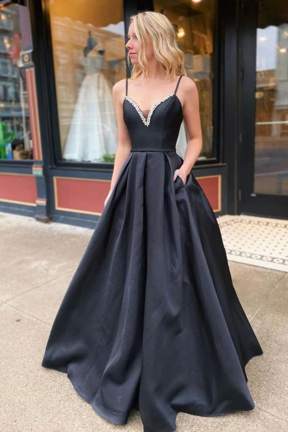 Vestido de fiesta negro con tirantes finos y cuentas en forma de A